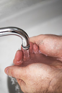 男人的手正在展示用清洁凝胶洗手以预防传染病和病毒的方法。