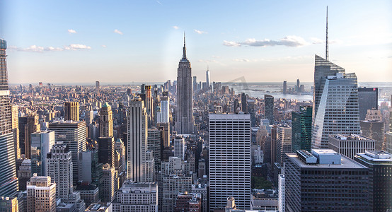 美国纽约 — 2019年5月17日：纽约曼哈顿中城空中全景，白天有摩天大楼和蓝天。