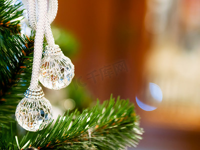 水晶球摄影照片_优雅的透明水晶球，圣诞树的新年装饰。
