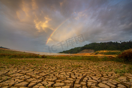 马来西亚槟城 Mengkuang 大坝在干旱期间干涸的土地。