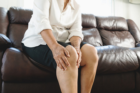 在家患有膝盖疼痛的老年妇女，健康问题概念