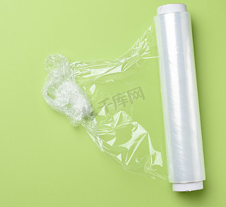 半透明红条摄影照片_用于包装产品的透明保鲜膜卷，绿色包装