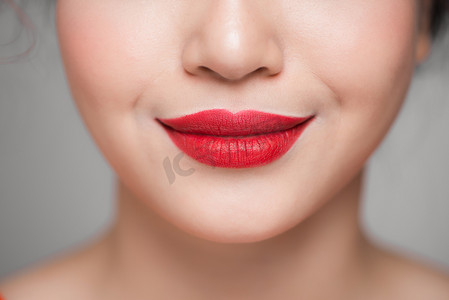 红色大嘴唇摄影照片_美丽完美的红唇特写。