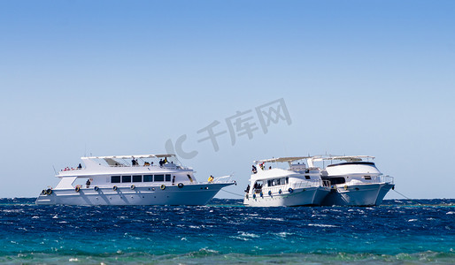 三艘白色游船在埃及达哈布南斯的红海