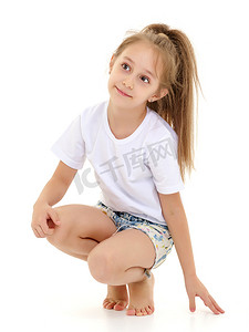 t恤t摄影照片_穿着纯白色广告T恤和短裤的小女孩。