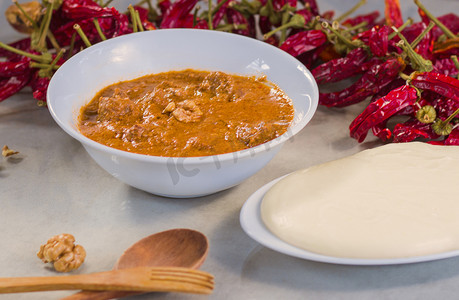 格鲁吉亚传统食品 Elarji 或玉米粉配奶酪和汤 Kharcho 或核桃酱配肉、干红辣椒和西红柿。