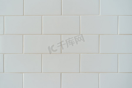 陶瓷元素背景摄影照片_白色陶瓷砖瓦背景墙，墙面图案。