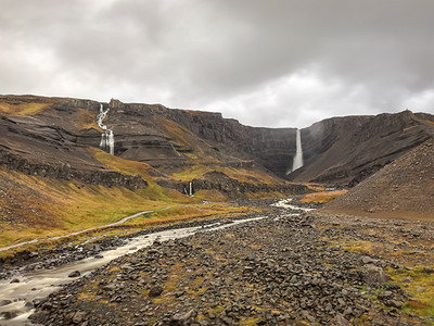 冰岛东部的 Litlanesfoss 和 Hengifoss 瀑布在强降雨期间长时间暴露