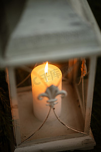 大气热烈摄影照片_宴会上气氛热烈的蜡烛装饰和现场篝火