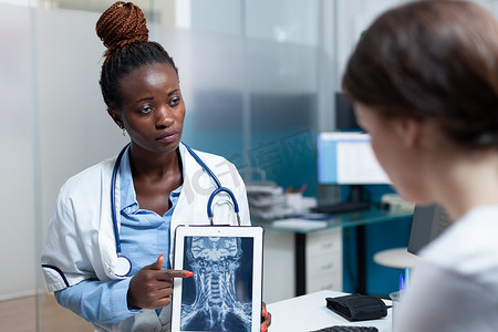 非裔美国放射科医生讨论骨骼放射照相