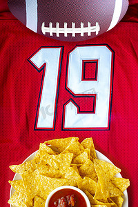 19 号白色红色球衣上印有有机玉米片和温和莎莎酱的美式足球