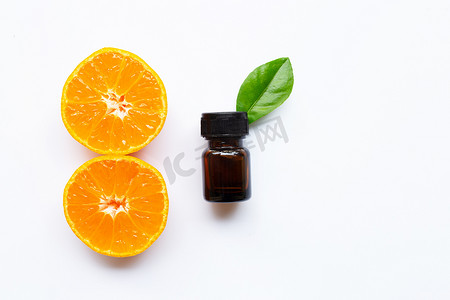 植物精油摄影照片_白底新鲜橙柑橘精油