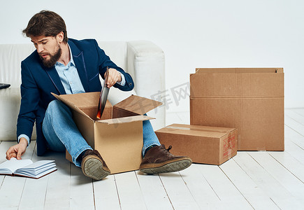 搬家公司头像摄影照片_商务男士箱子，装有生活方式物品，包装办公室搬家