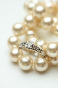 钻石戒指和珍珠