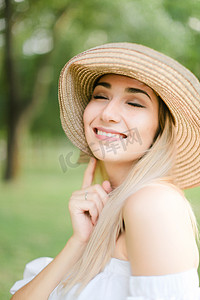 年轻的金发可爱女人戴着帽子和微笑的肖像。