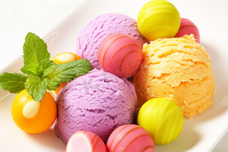 球冰淇淋摄影照片_水果味冰淇淋和果仁糖