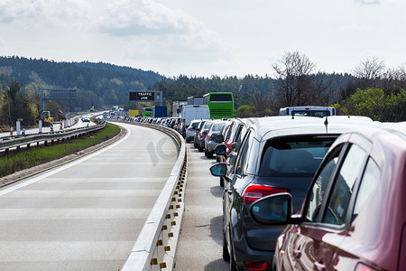 汽车旅行摄影照片_汽车在高速公路上堵车