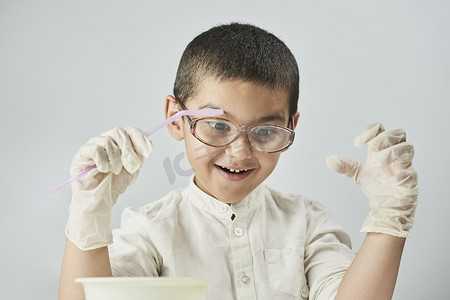 有趣的孩子在研讨会上做实验并探索化学世界