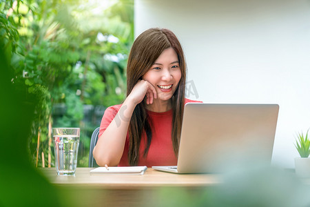 亚洲女商人使用技术笔记本电脑在 ho 工作