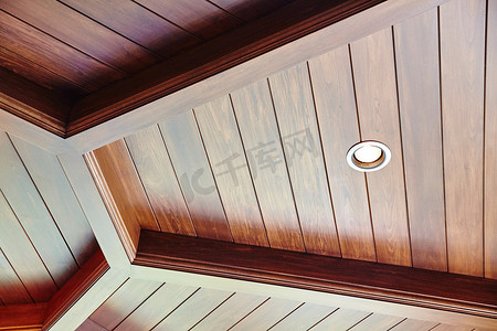 精美的木质天花板，带有几何线条和设计