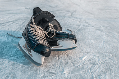 冬季运动溜冰鞋在冰上。