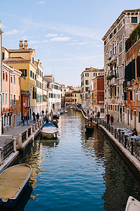 意大利威尼斯 — 2019年10月4日：狭窄的威尼斯运河的经典景观。