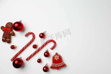 白色的拐杖糖和红色圣诞小玩意