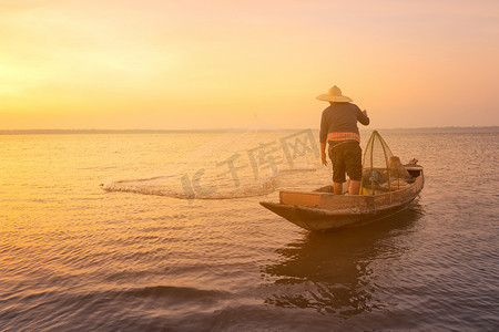 亚洲渔民用木船撒网在自然河中捕捞淡水鱼