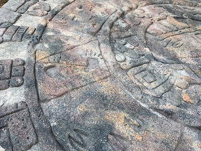 石头背景上雕刻的古代日历符号