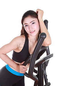 年轻女子用健身机锻炼