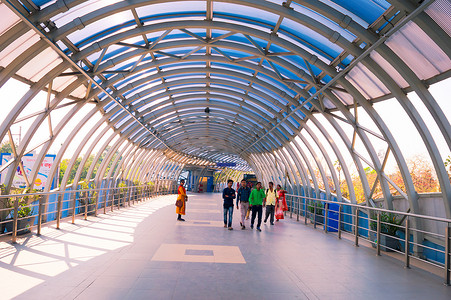 尤瓦尔赫拉利摄影照片_2020 年 3 月，由玻璃钢自动扶梯、电梯和楼梯组成的未来派达克希什瓦尔·拉尼·拉什莫尼天桥高架通道为游客和信徒们轻松前往印度加尔各答历史悠久的达克希什瓦尔火车站而建造