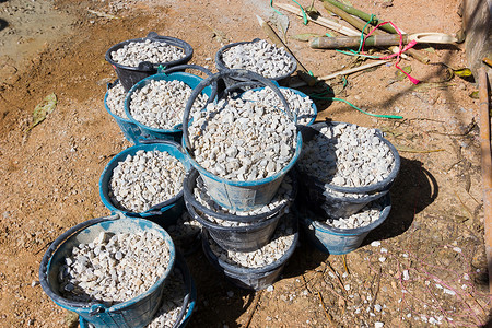 许多桶中的鹅卵石是为混合水泥或混凝土而准备的我
