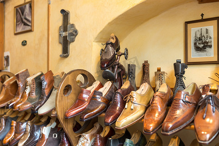 意大利佛罗伦萨，2018年5月4日：佛罗伦萨商店销售的时尚古典抛光男式手工鞋