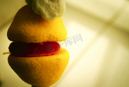 Gema Ibarra 的黄色和红色糖果柠檬形