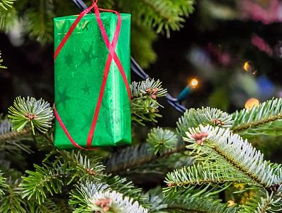 绿色包裹的圣诞礼物，C 上挂着一条红丝带
