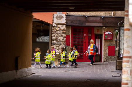 意大利西尔苗内 — 2018年10月9日：孩子们在斯卡利格拉城堡附近的西尔苗内镇列队游行