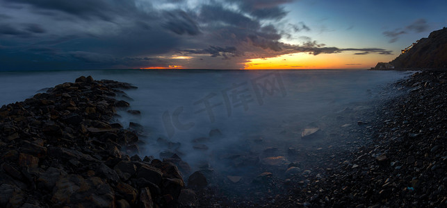 三幅全景图是俄罗斯阿纳帕日落后黑海沿岸岩石海岸的全景