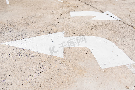 转弯的箭头标志，肮脏的混凝土背景上的旧白画