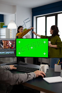 视频制作者在带有绿屏的电脑上编辑电影