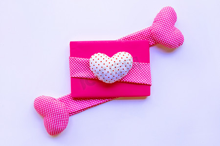 白色背景上有情人节爱心的粉色礼品盒。
