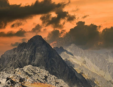 中国风云纹插画摄影照片_夕阳下的落基山脉山脊