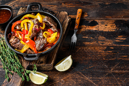 Fajitas 牛肉传统墨西哥美食在锅中。