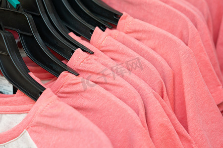商店里的一排粉色 T 恤