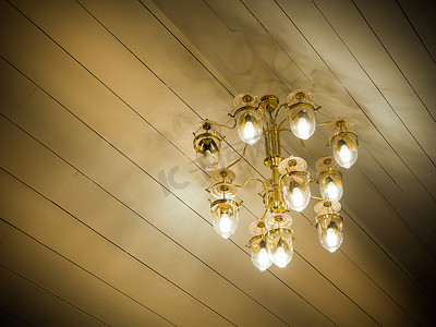 宴会厅天花板上的水晶吊灯