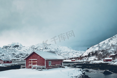冬天的红色 rorbu 房子，罗弗敦群岛，挪威