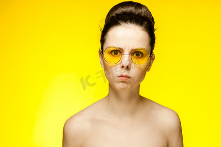 可爱清晰摄影照片_裸肩女人清晰皮肤黄色眼镜手势