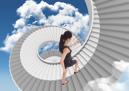 女商人在天空背景下爬楼梯