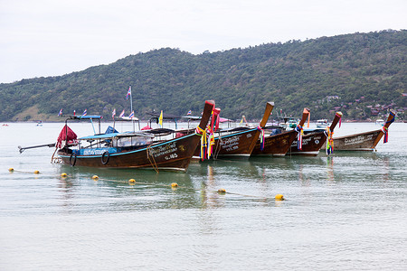 皮皮岛泰国 2015 年 6 月 12 日海湾渔船，背景是山丘
