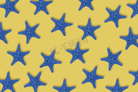 黄色背景上的蓝色海星鱼图案干燥色调。