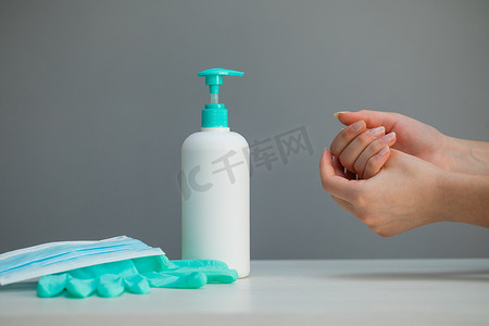 女性使用酒精凝胶作为洗手液，以防止细菌和细菌的传播，并避免感染电晕病毒。